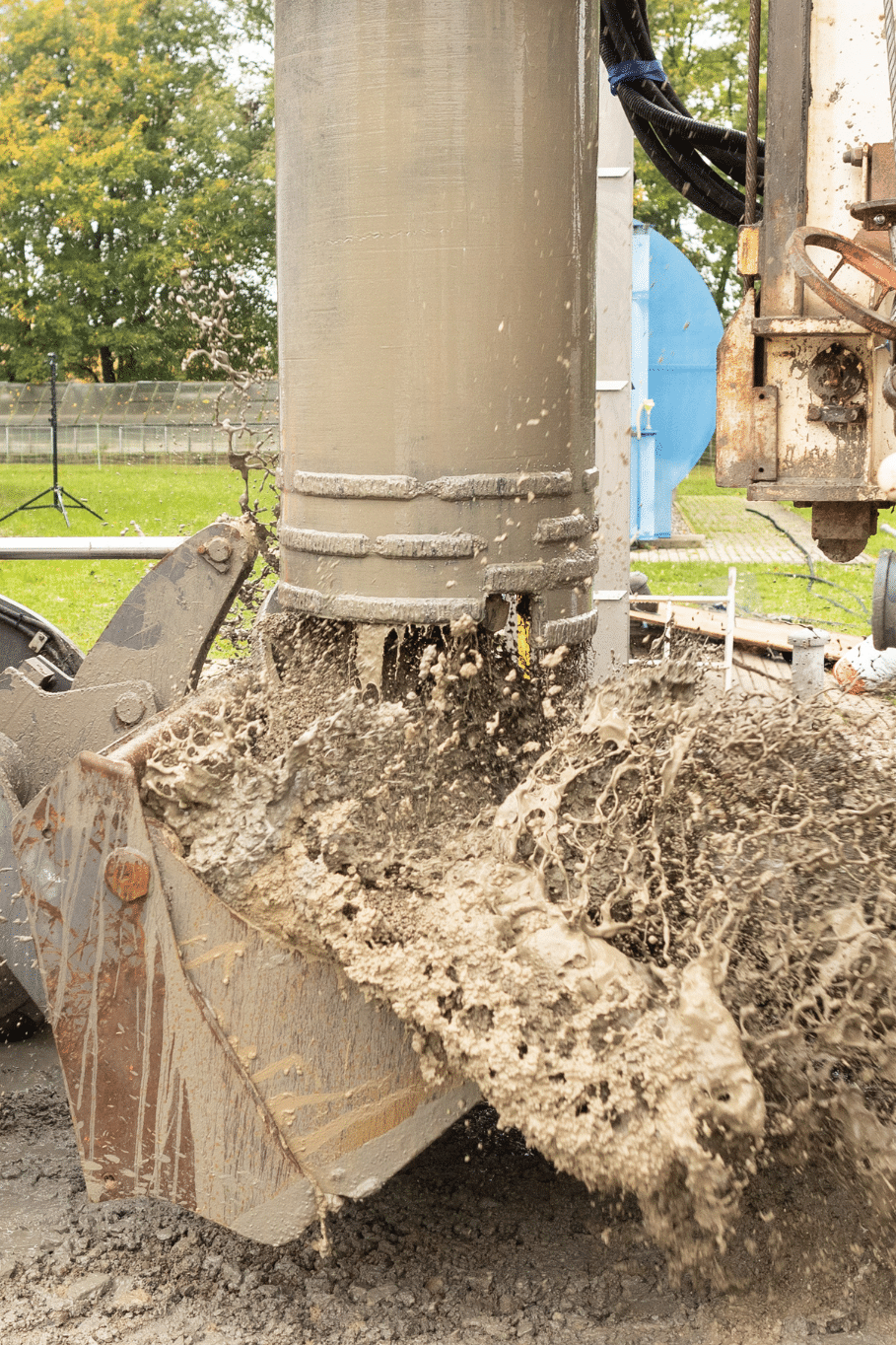 Betonmischung spritzt beim Gießen einer Säule