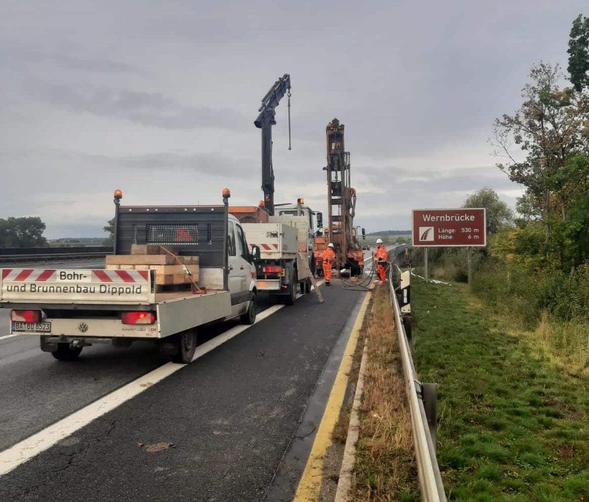 Straßenbauarbeiten auf Autobahn mit Baufahrzeugen