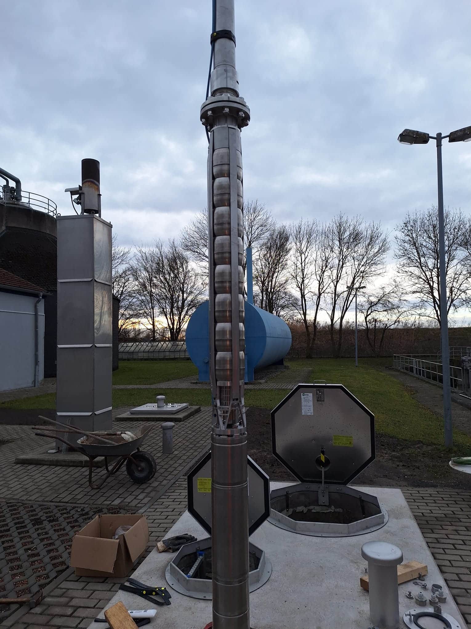 Pumpenanlage mit Rohren im Freien