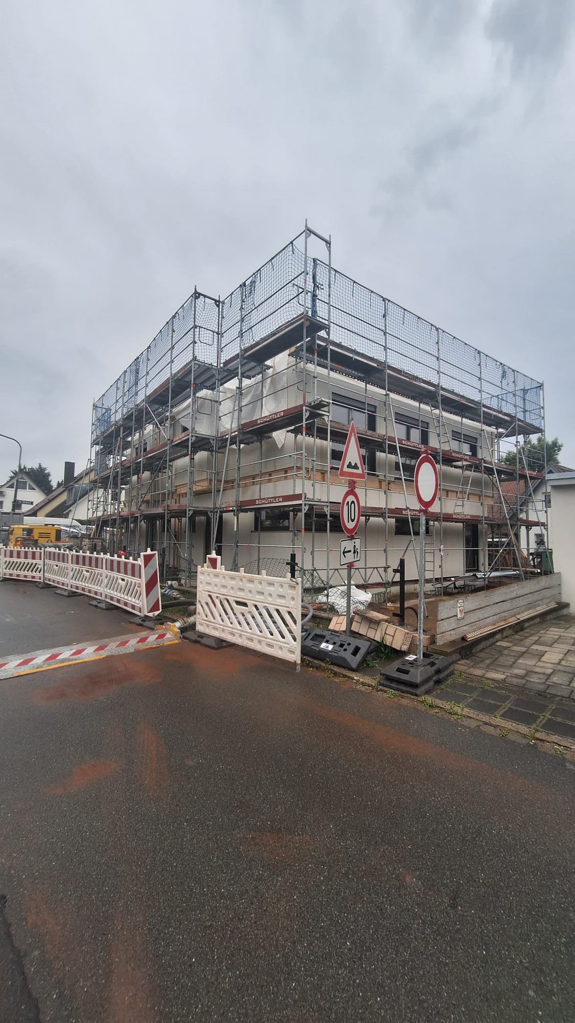 Baustelle mit Gerüst und Verkehrsschildern