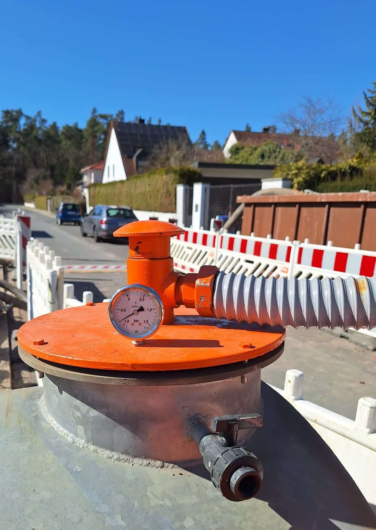 Baustelle mit Druckanzeige und Schläuchen